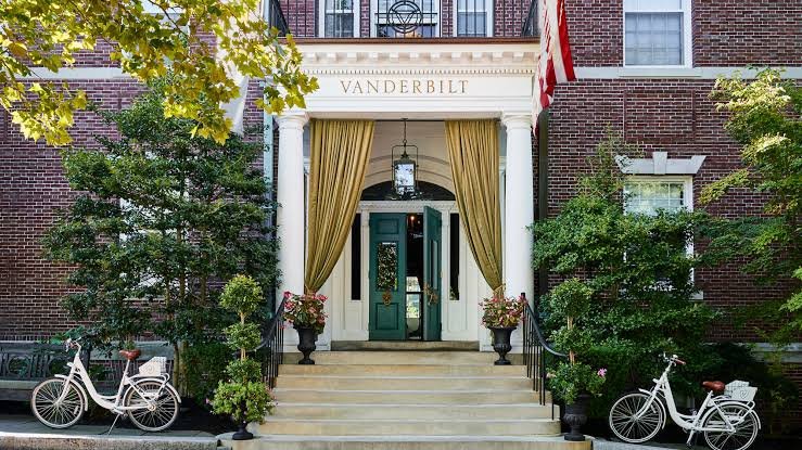 Entrada del hotel Vanderbilt, Auberge Resorts, en Newport
