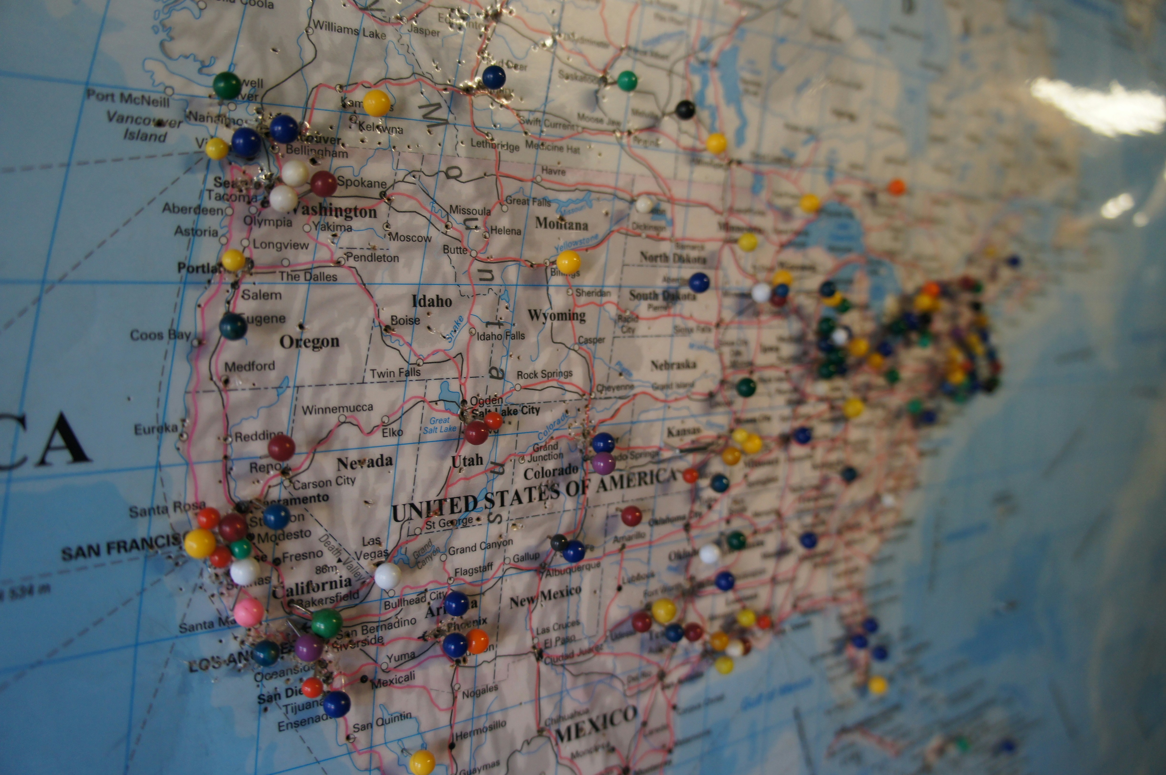 Mapa de Estados Unidos con chinchetas marcando destinos visitados · Photo: Unsplash