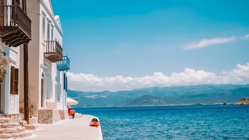 Kastellorizo, Grecia — casas neoclásicas sobre el puerto