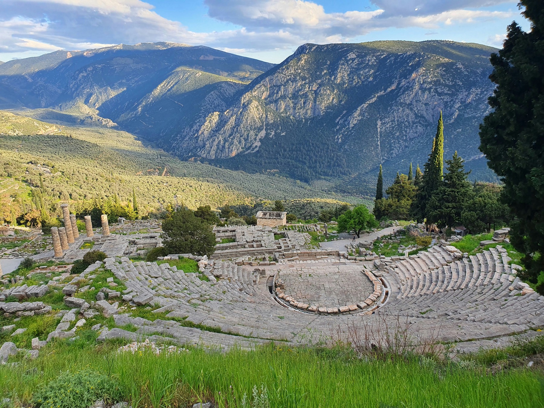 Vista panorámica del santuario de Delfos con el Templo de Apolo y el macizo del Parnaso al fondo