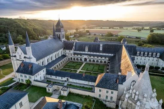 Vista aérea de la Abadía Real de Fontevraud al amanecer