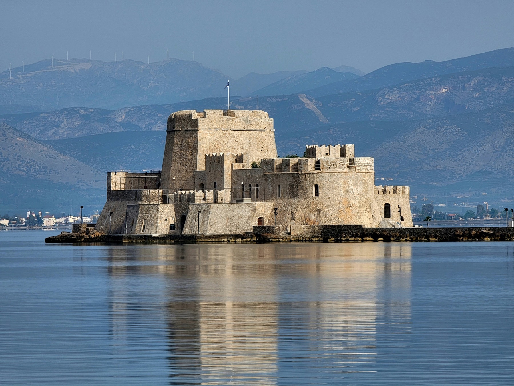 Fortaleza de Palamidi al atardecer sobre la bahía de Nafplio