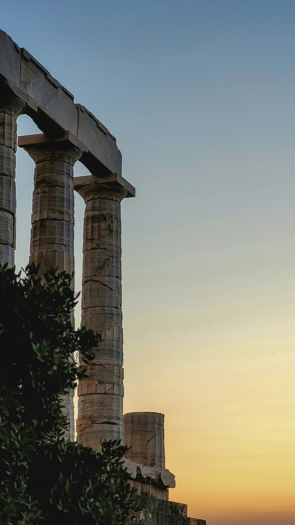 Templo de Poseidón en Cabo Sunion contra el atardecer sobre el mar Egeo