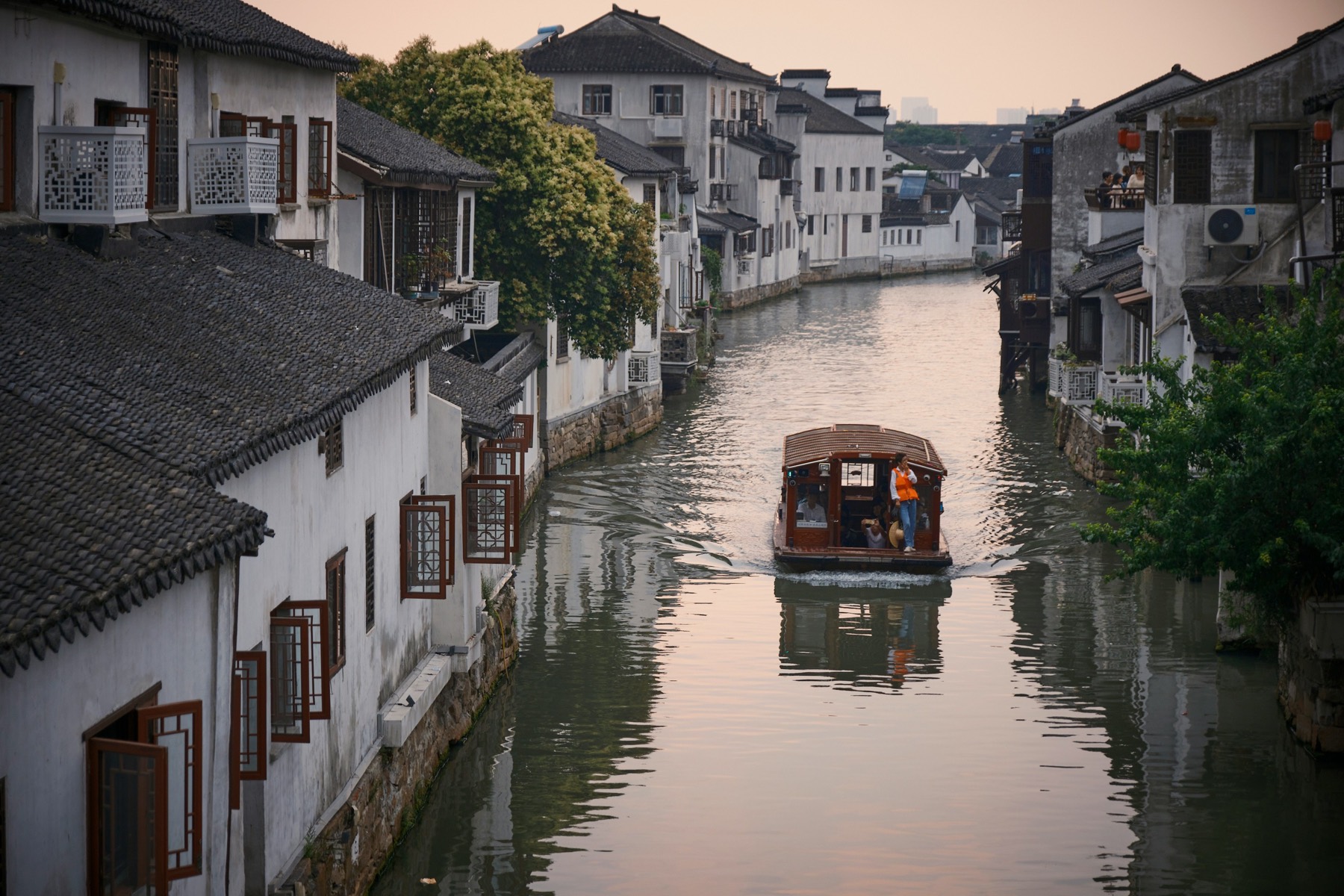 Jardín clásico de Suzhou con piedras, agua y pabellones de madera entre la niebla