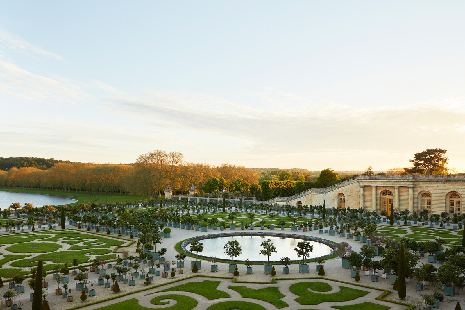 Los jardines de Versalles al atardecer, vistos desde la Orangerie