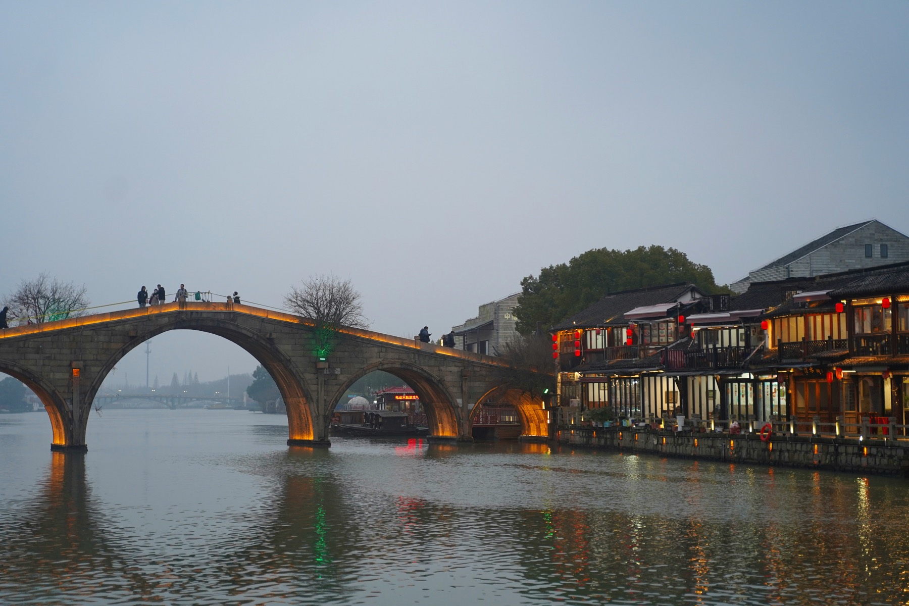 Canal y puente de piedra curvo en el pueblo de agua de Zhujiajiao, con casas Ming al borde del agua