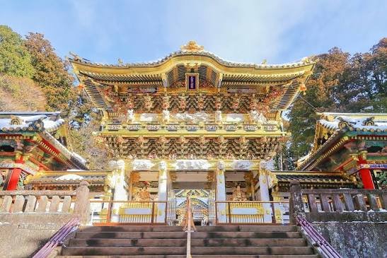 Santuario de Toshogu en Nikko, tallas doradas entre el bosque
