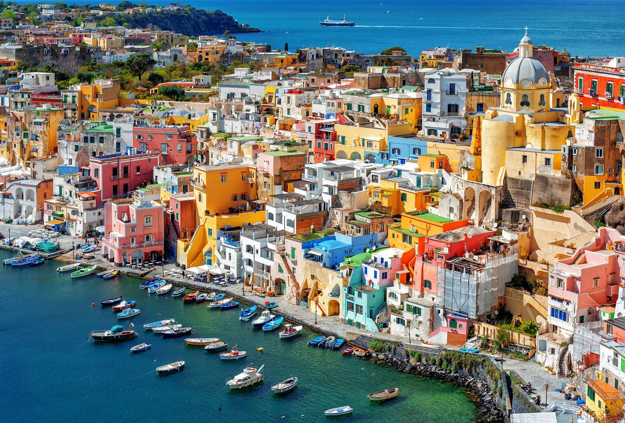 Procida, Italia — Marina Corricella con casas de colores