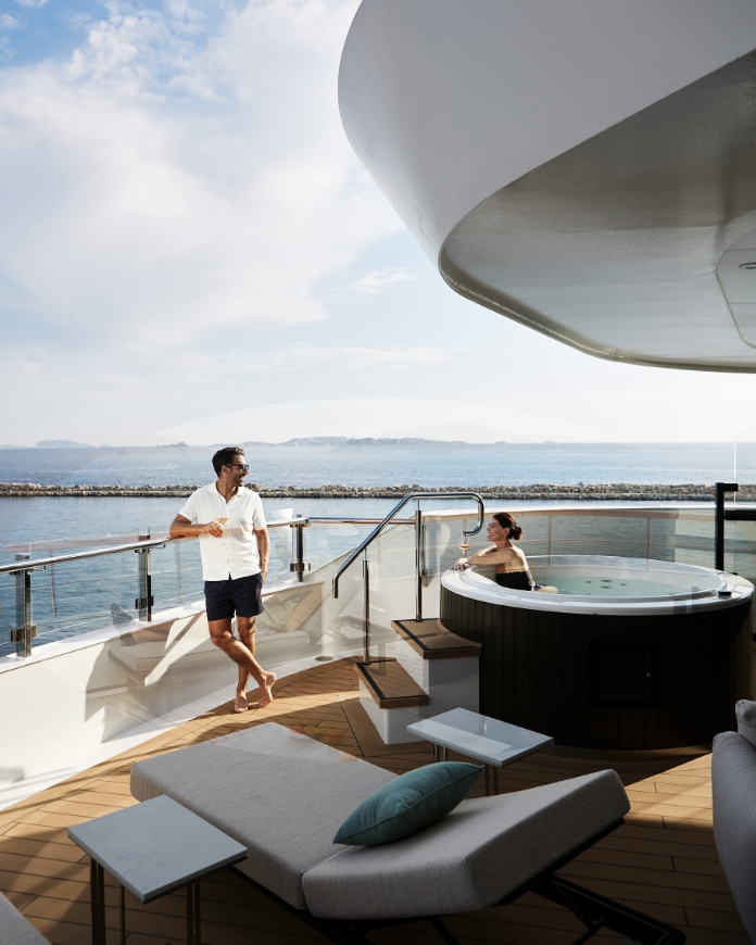 Terraza privada con jacuzzi a bordo de un yate de Ritz-Carlton Yacht Collection
