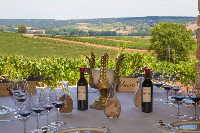 Mesa de maridaje con vista a los viñedos de Valduero